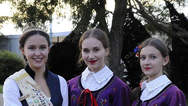 Korbstadtk&ouml;nigin Alicia I. mit jungen Damen aus dem Gastgeberland in Tracht.Alicia Vetter