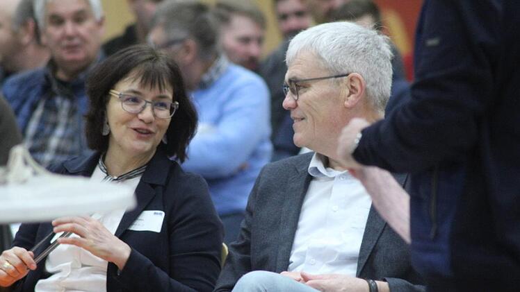 Zwei, die gespannt auf das Kommende waren: Unternehmerin Gisela Raab und Bürgermeister Bernhard Storath. Foto: Markus Häggberg