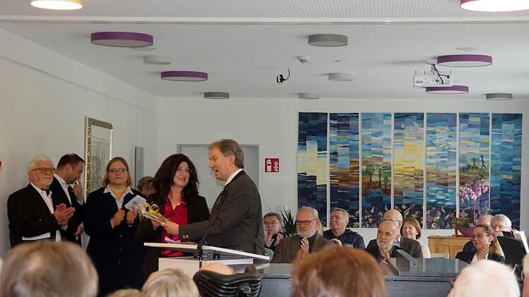 Landrat Klaus Löffler überreicht ein Landkreiswappen  an Karin PfadenhauerHeike Schülein