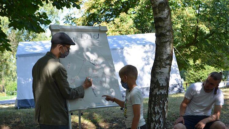 Ein Detektiv-Ausbilder war zu Gast und zeigte dem Nachwuchs die erfolgreiche Ermittlungsarbeit. Foto: Christian Licha