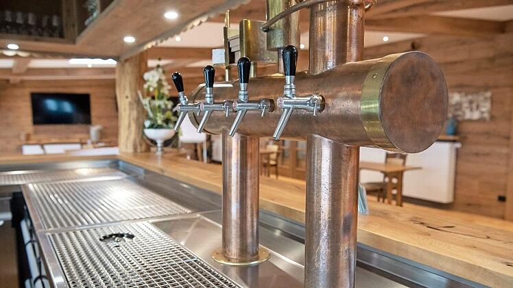 Diese Bar ist verwaist, seitdem am 2. November ein Teil-Lockdown begonnen hat. Foto: Sina Schuldt, dpa