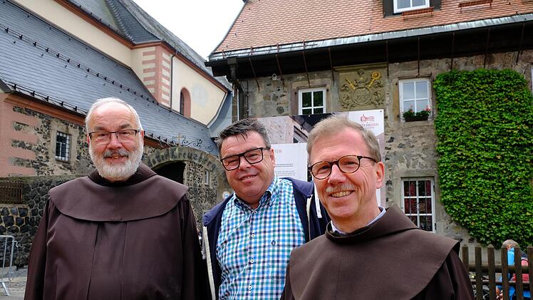 Die Hauptverantwortlichen am Kloster Kreuzberg in der Rhön (von links): Guardian Korbinian Klinger, Christian Weghofer (Leiter Wirtschaftsbetriebe) und der Provinzial der Franziskaner in Deutschland, Pater Cornelius Bohl Foto: Gerhard Fischer