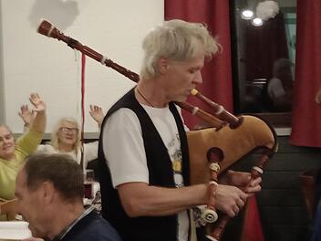 Volker Keß wandelt bei seinem Dudelsack-Auftritt mit  "Mull of Kintyre"  durch die Reihen der Zuschauerinnen und Zuschauer.