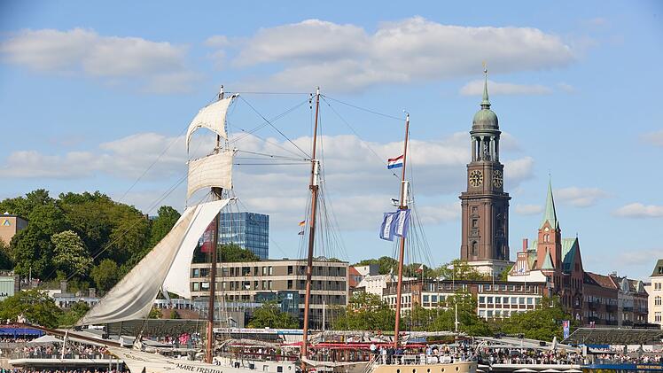 Segelschiff &laquo;Mare Frisium&raquo; im Hamburger Hafen