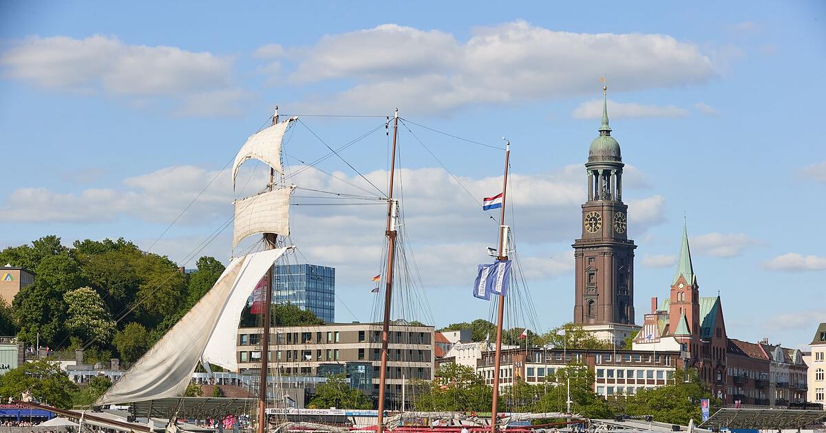 Segelschiff-brennt-im-Hamburger-Hafen-nahe-Elbphilharmonie
