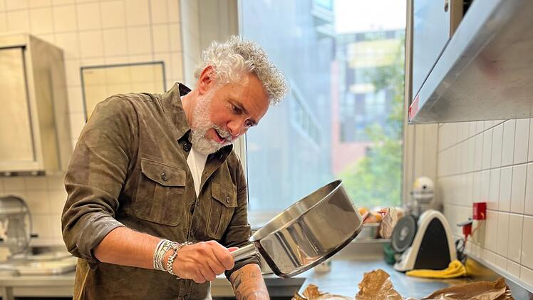In der K&uuml;che der &ouml;sterreichischen Botschaft bereitet Roland Trettl ein Sandwich zu.