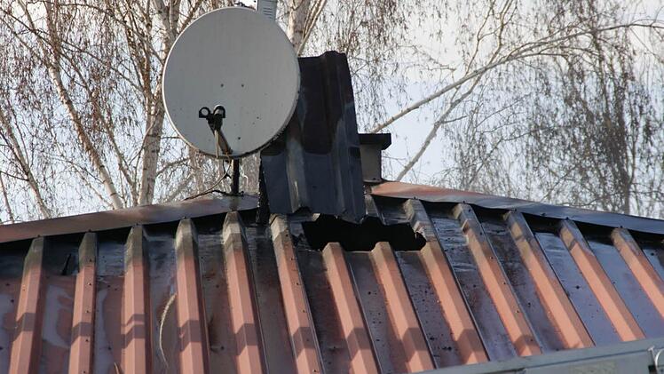 Der Rauch konnte schließlich über die ins Dach geschnittenen Löcher entweichen. Foto: G. Bauer