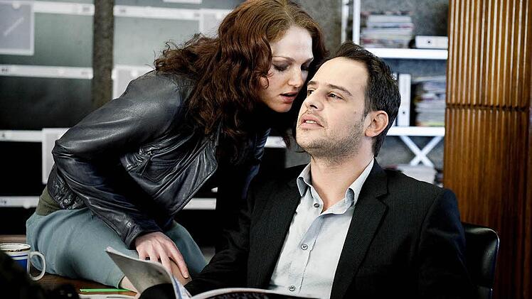 Paul Jensen (Moritz Bleibtreu) versucht in einer Szene des Films "Die vierte Macht" den Avancen seiner Kollegin (Isabella Vinet) zu widerstehen.  Foto: dpa/Verleih