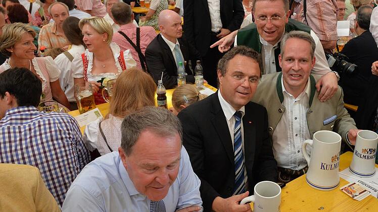 In bester Stimmung (von links) Wissenschaftsminister Wolfgang Heubisch, Innenminister Hans Peter Friedrich, Brauereichef Markus Stodden, Oberbürgermeister Henry Schramm.