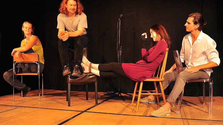 Olga Seehafer, Benjamin Bochmann, Heidi Lehnert und Martin Habermeyer (von links) von der Theaterwerkstatt Haßfurt, die heuer die Ensembleproduktion "multiple choice" unter der Regie von Nina Lorenz im Gewölbekeller der Stadthalle aufführen, erhielten bei der Premiere viel Beifall.