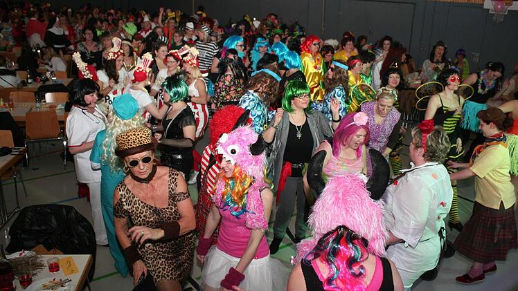 Ausgelassen tanzten viele Frauen beim Weiberfasching in Wachenroth. Foto: Evi Seeger