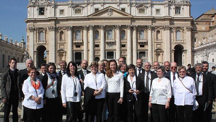 Der Chor vor der eindrucksvollen Fassade des Petersdoms.