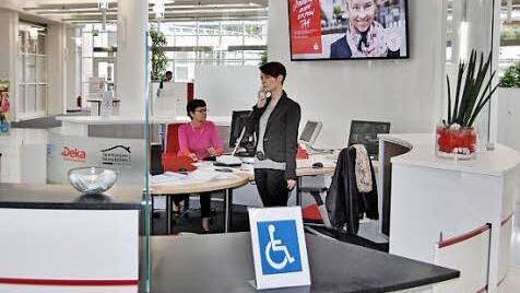 Auch an Rollstuhlfahrer ist an der Service-Insel mit einem niedrigen Tresen gedacht.