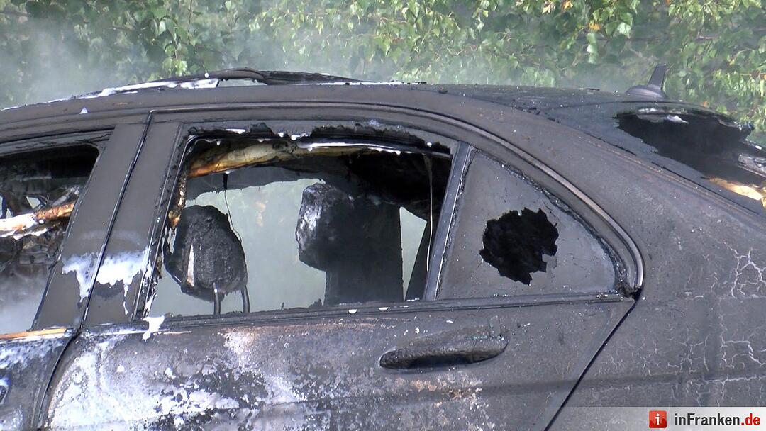 Fahrer entkommt aus brennendem Auto bei Hof