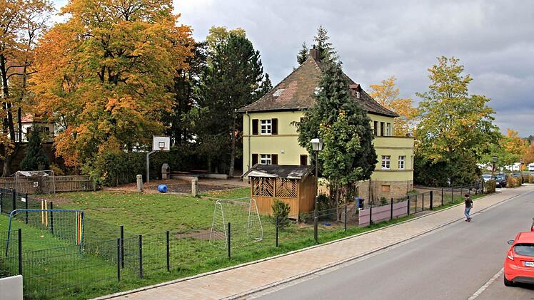Das alte Kujathhaus (Foto) dürfte bald Vergangenheit sein. An gleicher Stelle soll ein neues Mensa- und Betreuungsgebäude für die Grundschule Ebern entstehen. Foto: Helmut Will