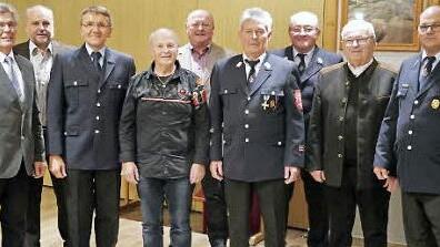 Die geehrten Feuerwehrler Fred W&ouml;lker (von links), Herbert Jungbauer, Gerald Dittrich, Werner Mayer, Reinhold Gareus, Henry W&ouml;lker, Ernst Remiger, Siegfried Zirnsack und Holger Welker Foto: Michael Ackermann