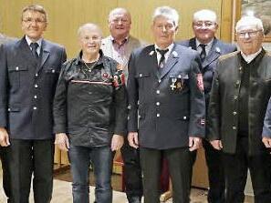 Die geehrten Feuerwehrler Fred Wölker (von links), Herbert Jungbauer, Gerald Dittrich, Werner Mayer, Reinhold Gareus, Henry Wölker, Ernst Remiger, Siegfried Zirnsack und Holger Welker Foto: Michael Ackermann