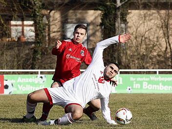 Nah, aber nicht nah genug: Fuchsstadts Michael Emmer (hinten) gegen Nabeel Qawasmi. Foto: sportpress