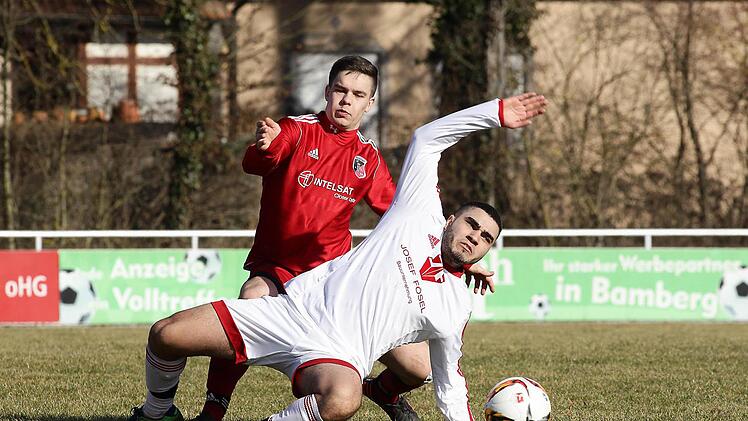 Nah, aber nicht nah genug: Fuchsstadts Michael Emmer (hinten) gegen Nabeel Qawasmi. Foto: sportpress