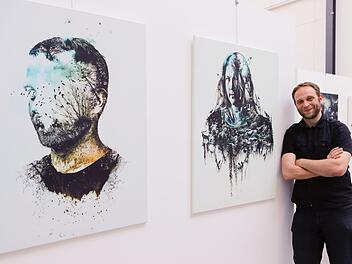 Michael Karg stellt bei der Mediengruppe Oberfranken in Bamberg bis 13. Juni aus. Das Bild ganz links zeigt das verfremdete Ebenbild des Grafikers selbst. Foto: Matthias Hoch