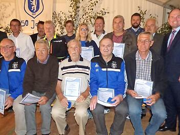 Die Geehrten pr&auml;sentieren stolz ihre Urkunden.  Foto: Thomas Weichert