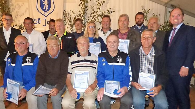 Die Geehrten pr&auml;sentieren stolz ihre Urkunden.  Foto: Thomas Weichert
