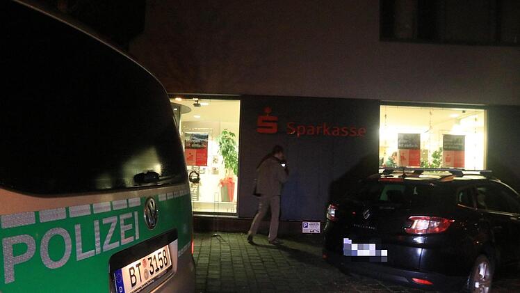 In einer Bankfiliale in Viereth wurde eine Bankangestellte mit einer Pistole bedroht. Die Polizei ist vor Ort und sucht nach dem Unbekannten.  Foto: News5/Merzbach