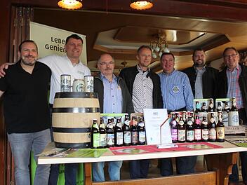 Die sieben Brauer und ihre Biere.Foto: Hans Kurz