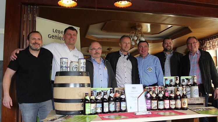 Die sieben Brauer und ihre Biere.Foto: Hans Kurz