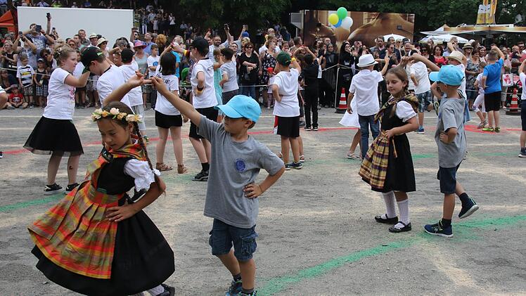 Beim 470. Neustadter Kinderfest zeigten  1400 Jungen und Mädchen tolle Darbietungen.  Foto: Michael Stelzner
