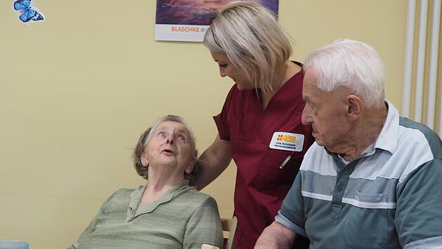 Altenpflegerinnen wie Julia Grünbeck pflegen  mit viel Herz. Trotz der körperlichen und psychischen Herausforderungen kann sie sich keinen anderen Beruf vorstellen, aber auch sie wünscht sich mehr Personal in der Pflege. Theresa Schiffl