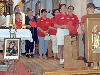 Die Fürbitten beteten die Mitarbeiterinnen. Nach jeder Fürbitte wurde ein rotes Herz vor den Altar gelegt. Fotos: Susanne Deuerling