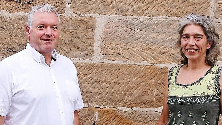 Karin Fenn vertritt für sechs Jahre als Ortssprecherin die Stadtteile Welkendorf und Gemünd im Eberner Stadtrat. Bürgermeister Jürgen Hennemann freute sich über ihre Wahl und gratulierte.  Foto: Helmut Will