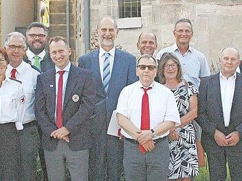 Sie wurden vom Landrat für ihre Verdienste geehrt (v. l.): Landrat Hermann Ulm, Margit Hoch, Gerhard Hoch, Marco Friepes, Johannes Stadter, Martin Mehl, Harald Kitschke (vorne), Bernd Reichel (hinten), Hildegard Hofmann, Roland Dauer, Hermann Frie...