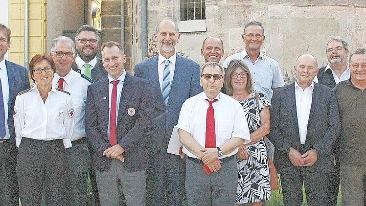 Sie wurden vom Landrat für ihre Verdienste geehrt (v. l.): Landrat Hermann Ulm, Margit Hoch, Gerhard Hoch, Marco Friepes, Johannes Stadter, Martin Mehl, Harald Kitschke (vorne), Bernd Reichel (hinten), Hildegard Hofmann, Roland Dauer, Hermann Frie...