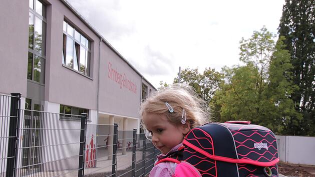 Maresa ist eine von 880 ABC-Sch&uuml;tzen im Landkreis Bad Kissingen, die heute zum ersten Mal in die Schule gehen. Foto: Benedikt Borst