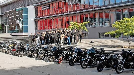 Mit Herz und Helm: Puma-Mitarbeiter und Motorradfreunde spenden.