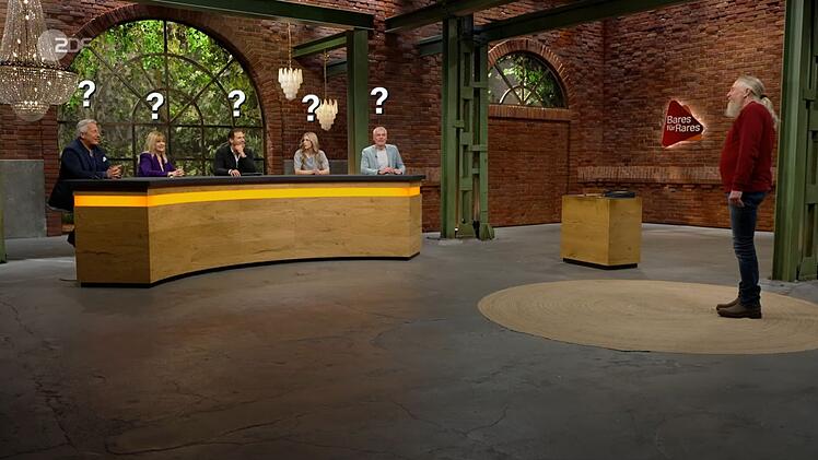 "Wir stellen uns ganz viele Fragen", gab Markus Wildhagen (links) offen zu. "Eigentlich m&uuml;ssten sie jetzt f&uuml;nf Fragezeichen sehen, weil wir haben keinen blassen Schimmer, was das ist."