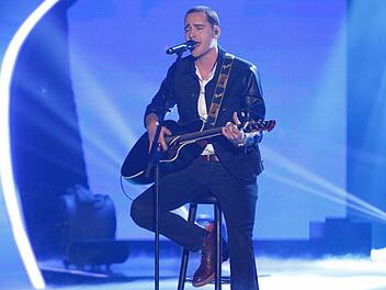 Im Halbfinale von The Voice of Germany trat Michael Lane erstmals mit seinem eigenen Song an. Mrs. Lawless heißt das Lied, das er für seine Freundin Melissa geschrieben hat. Foto: SAT.1/ProSieben/Richard Hübner