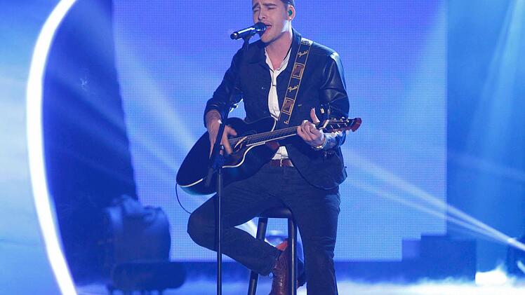 Im Halbfinale von The Voice of Germany trat Michael Lane erstmals mit seinem eigenen Song an. Mrs. Lawless heißt das Lied, das er für seine Freundin Melissa geschrieben hat. Foto: SAT.1/ProSieben/Richard Hübner