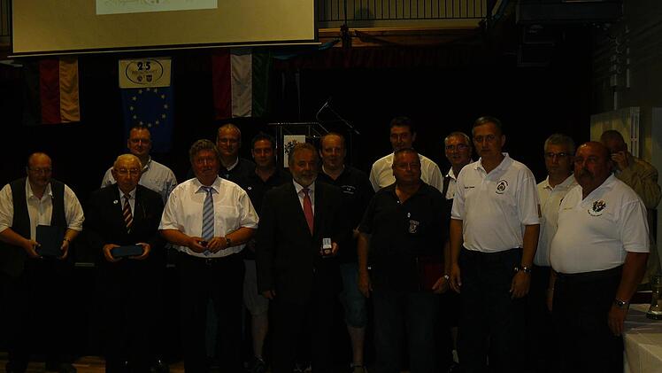 Hochkarätige Ehrungen hatte die Feuerwehr Pilisszentivan für einige Gäste parat. Unser Bild zeigt (von links) Roland Jonak, Georg Bauer, Christian Wick, Manfred Huhs, Stefan Härtlein, Werner Schuberth, Norbert Volk, Hans Kögler, Martin Döring, Franz Gareis, Rüdiger Hübschmann, Zsolt Kelemen, Ferenc Varga und Ferenz Bodnar.