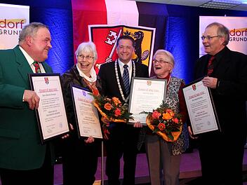 Die Geehrten von links: Albrecht Zwanzger, Margret Müller, Bgm. Karsten Fischkal, Erika Kohl, Rudolf Kießling. Alle Fotos: Blum