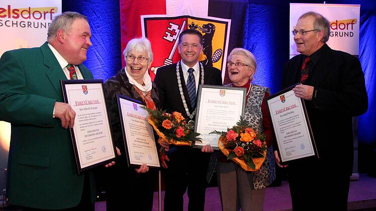 Die Geehrten von links: Albrecht Zwanzger, Margret Müller, Bgm. Karsten Fischkal, Erika Kohl, Rudolf Kießling. Alle Fotos: Blum