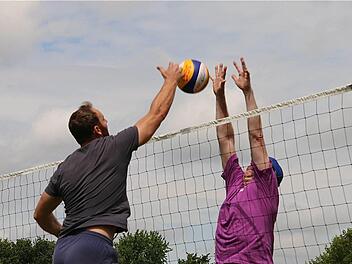 Duell am Netz (vorne ein Hammelburger Spieler) Fotos: Gerd Schaar