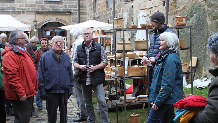 Andrea (rechts) und Jörg Labuhn (Dritter von rechts) organisieren den Töpfermarkt seit 2002. Unser Bild entstand bei der Eröffnung. Zweiter von links Bürgermeister Martin Bernreuther.