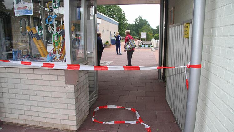 Die letzten Badegäste verlassen das Freibad - noch wissen sie nichts von dem ganzen Ausmaß des Unglückes.