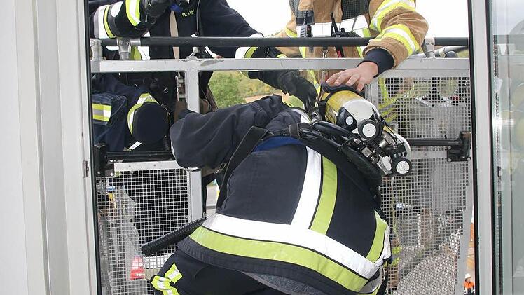 Die Atemschutzgeräterträgerinnen übergaben die vermissten Personen an das Team an der Drehleiter. Foto: Michael Stelzner