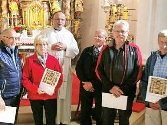 Die Geehrten in der Habsberg-Kirche (von links): Günter Anderl, Inge Hofmann, Dekan Elmar Spöttle, Konrad Welsch, Waldemar Hofmann und Hans Postler Foto: Heidi Amon