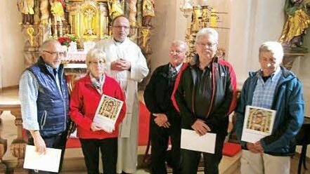 Die Geehrten in der Habsberg-Kirche (von links): Günter Anderl, Inge Hofmann, Dekan Elmar Spöttle, Konrad Welsch, Waldemar Hofmann und Hans Postler Foto: Heidi Amon