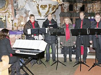 Der Vokalchor "Klang Total" war mit bekannten weihnachtlichen Weisen zu hören. Er wurde von Monika Schramm am elektronischen Klavier begleitet (von links): Ute Buhl, Brigitte Dietz, Michael Bergner, Elmar Schramm und Reinhard Ehrlich.  Foto: Michael Stelzner